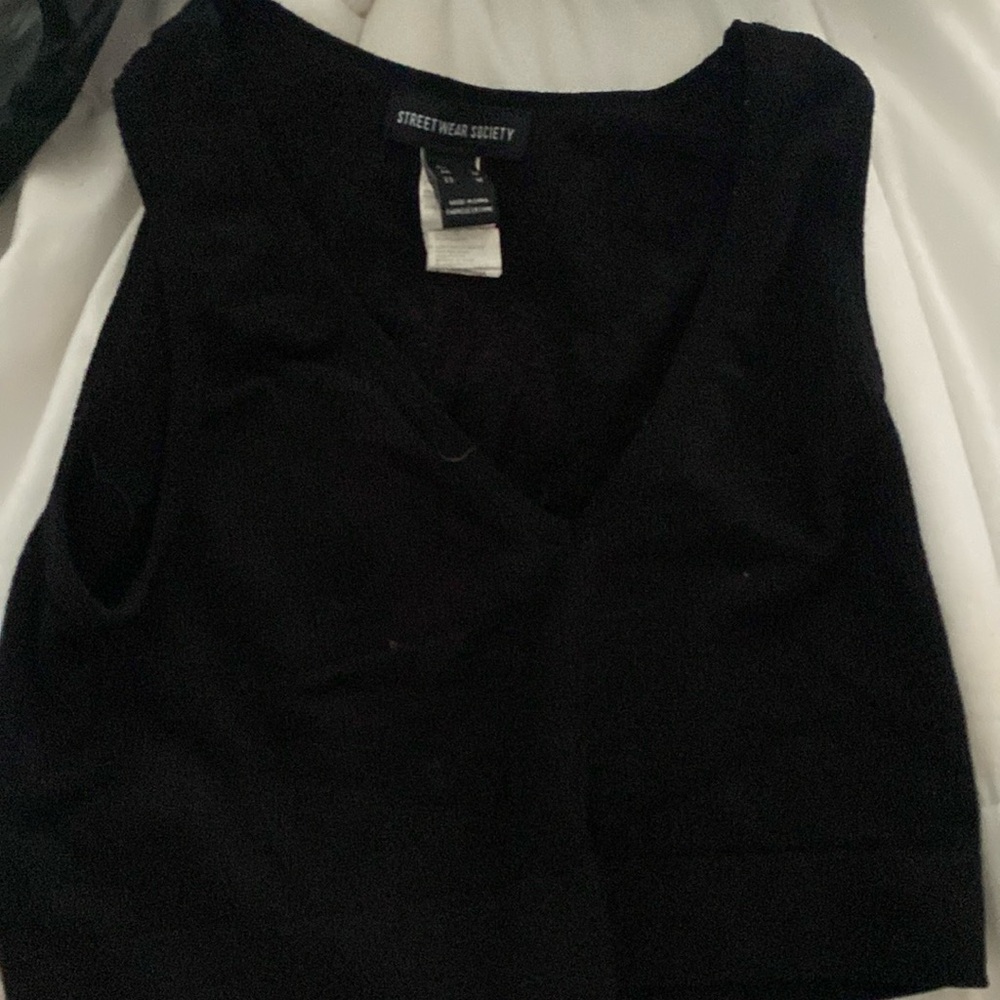 Black cropped tank!